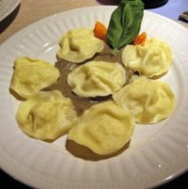 Ravioli di branzino su letto di crema di carciofi