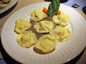 Ravioli al branzino su letto di crema di carciofi