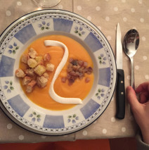 Crema di carote con aringa affumicata e croccantezze